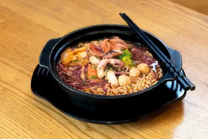 Mì Cay Hàn Quốc: Tổng Hòa Calo & Bí Quyết Ăn Healthy Mì Cay Hàn Quốc: Tổng Hòa Calo & Bí Quyết Ăn Healthy