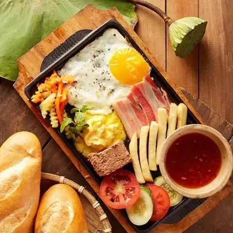 Bánh Mì Chảo Nguyễn Tiểu La: Đánh Giá Chi Tiết Về Hương Vị, Giá Cả & Trải Nghiệm Thực Tế