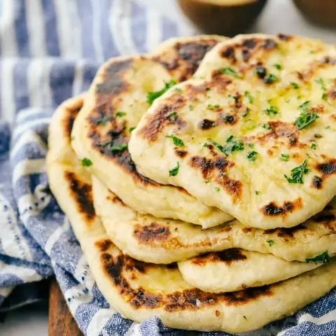 Bánh Mì Naan Là Gì? Từ Nguồn Gốc Đến Cách Thưởng Thức