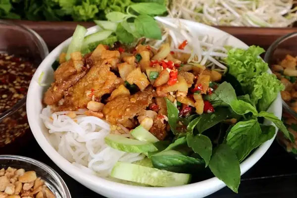 Cách Nấu Bún Thịt Xào Xuân Hồng Chuẩn Vị: Hướng Dẫn Từ A Đến Z Cách Nấu Bún Thịt Xào Xuân Hồng Chuẩn Vị: Hướng Dẫn Từ A Đến Z