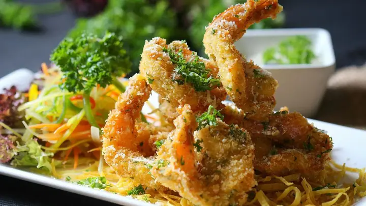 Cách Bày Tôm Chiên Đẹp: 10 Kiểu Trình Bày Đỉnh Cao Cho Món Ăn Vàng Giòn