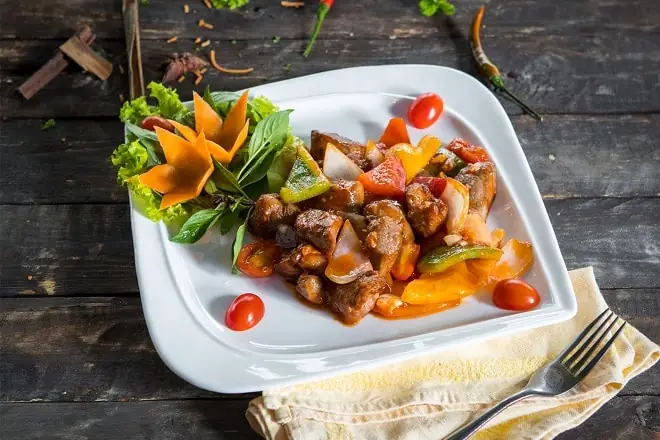 Cách Làm Bò Lúc Lắc Chấm Bánh Mì: 6 Công Thức Đơn Giản Cách Làm Bò Lúc Lắc Chấm Bánh Mì: 6 Công Thức Đơn Giản