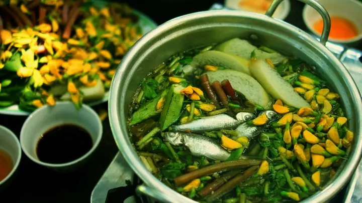Hướng Dẫn Chi Tiết Cách Nấu Lẩu Cá Linh Bông Điên Điển Chuẩn Vị Miền Tây