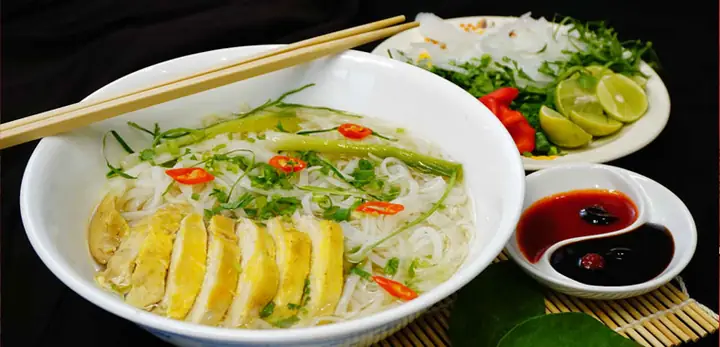 Cách Nấu Phở Gà Miền Nam Chuẩn Vị: Từ Nước Dùng Đậm Đà Đến Món Ăn Kèm Đặc Trưng Cách Nấu Phở Gà Miền Nam Chuẩn Vị: Từ Nước Dùng Đậm Đà Đến Món Ăn Kèm Đặc Trưng