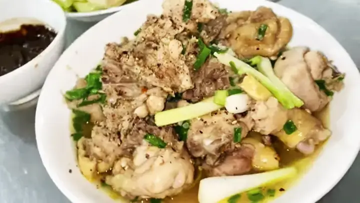 Gà Kho Nén Quảng Trị: Hương Vị Đậm Đà Từ Vùng Đất Nắng Gió Gà Kho Nén Quảng Trị: Hương Vị Đậm Đà Từ Vùng Đất Nắng Gió