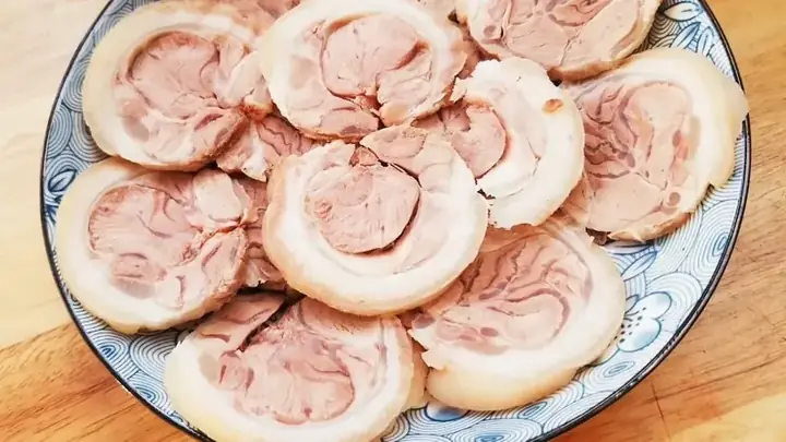Cách Luộc Chân Giò Nguyên Cái Vừa Ngon Vừa Đẹp, Không Bị Nứt