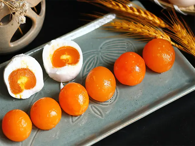 Trứng Muối Ăn Chay Được Không? Phân Tích Toàn Diện