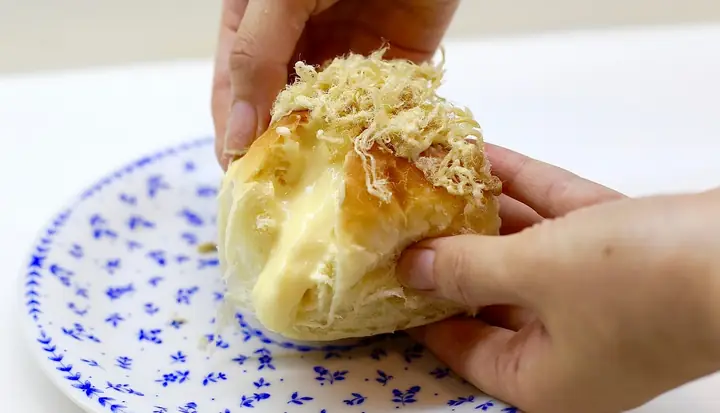 Bánh Mì Chà Bông Phô Mai: Công Thức Không Nhồi Bột Dễ Thành Công