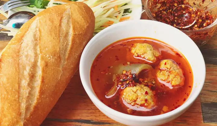 Bánh Mì Xá Xíu Đà Lạt: Bí Quyết Thịt Nướng Chuẩn Vị & Top Quán Nổi Tiếng Nhất