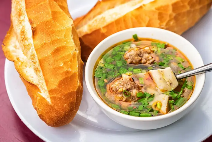 Bánh Mì Xá Xíu Đà Lạt: Bí Quyết Thịt Nướng Chuẩn Vị & Top Quán Nổi Tiếng Nhất