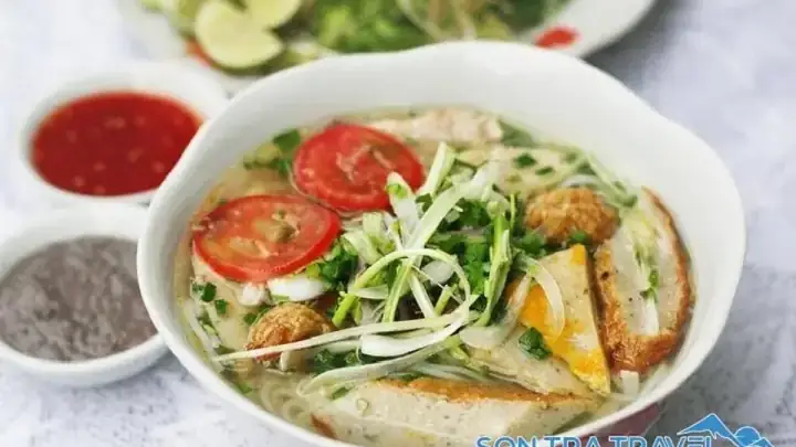 Review Bún Riêu Lốp Xe Nha Trang: Hương Vị Vỉa Hè Gây Thương Nhớ