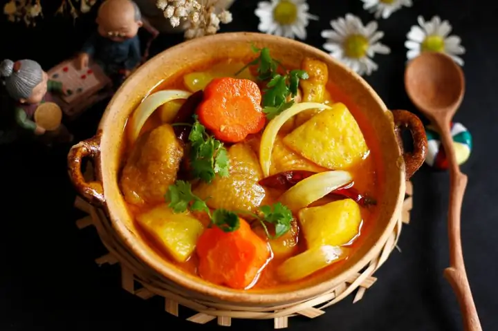 Cà Ri Làm Từ Gì? Bí Quyết Từ Gia Vị Đến Nguyên Liệu Cà Ri Làm Từ Gì? Bí Quyết Từ Gia Vị Đến Nguyên Liệu