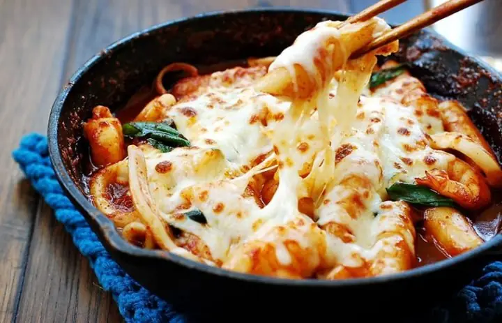Bí Quyết Bảo Quản Tokbokki Đã Nấu Chuẩn Vị Và Giữ Độ Dẻo Dai Như Mới Bí Quyết Bảo Quản Tokbokki Đã Nấu Chuẩn Vị Và Giữ Độ Dẻo Dai Như Mới