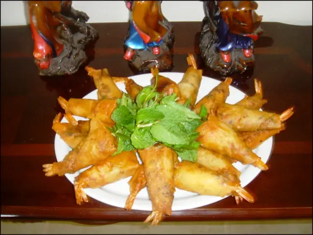 Hướng Dẫn Cách Cuốn Tôm Hỏa Tiễn Giòn Rụm Và Đẹp Mắt Tại Nhà Hướng Dẫn Cách Cuốn Tôm Hỏa Tiễn Giòn Rụm Và Đẹp Mắt Tại Nhà
