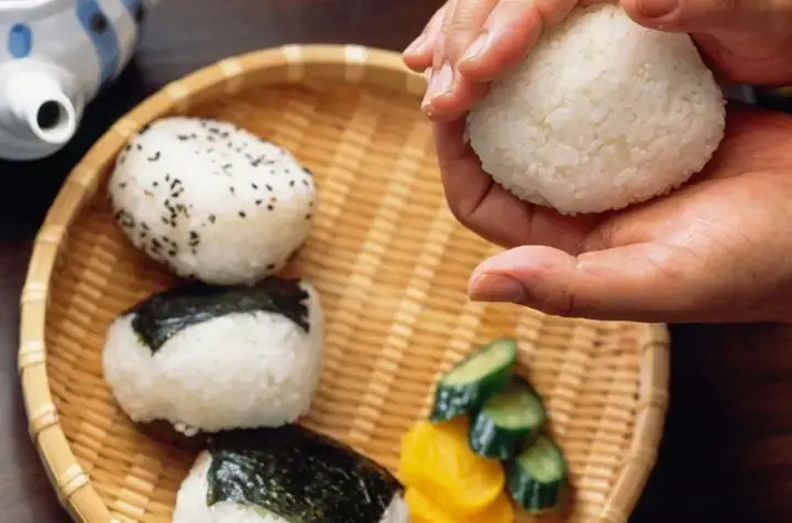 Cách Làm Cơm Nắm Cho Bé Ăn Blw: Cẩm Nang Toàn Tập Cho Mẹ Việt Cách Làm Cơm Nắm Cho Bé Ăn Blw: Cẩm Nang Toàn Tập Cho Mẹ Việt