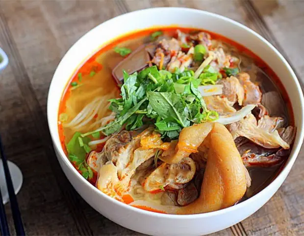 Hướng Dẫn Nấu Bún Giò Heo Huế Chuẩn Vị Tại Nhà