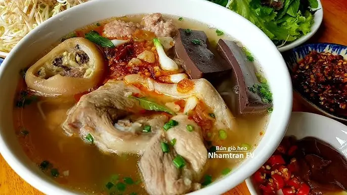 Hướng Dẫn Nấu Bún Giò Heo Huế Chuẩn Vị Tại Nhà