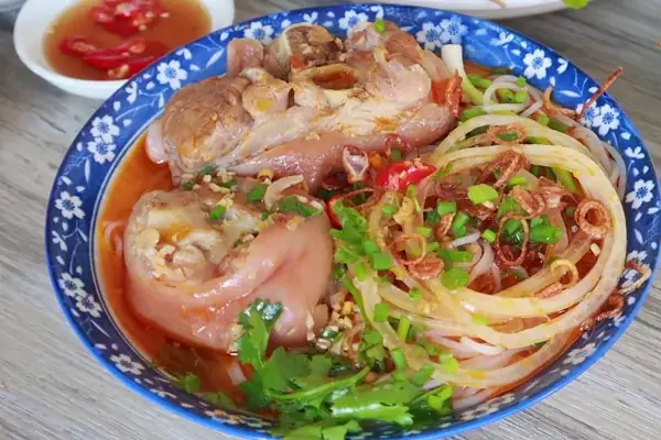 Hướng Dẫn Nấu Bún Giò Heo Huế Chuẩn Vị Tại Nhà