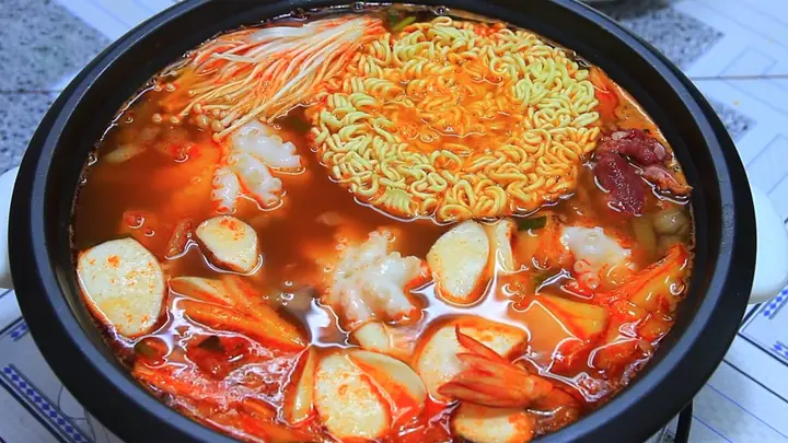 Cách Nấu Lẩu Kim Chi Hải Sản Hàn Quốc Chuẩn Vị Tại Nhà