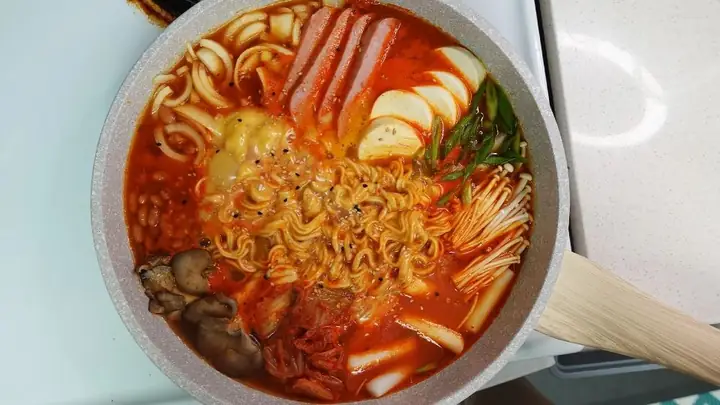 Cách Nấu Mì Cay Kim Chi Chuẩn Vị Hàn Quốc Tại Nhà Ngon Khó Cưỡng Cách Nấu Mì Cay Kim Chi Chuẩn Vị Hàn Quốc Tại Nhà Ngon Khó Cưỡng
