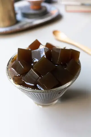 Cách Nấu Sương Sáo Từ Lá Khô Đúng Cách: Thạch Đen Dai Giòn Chuẩn Vị