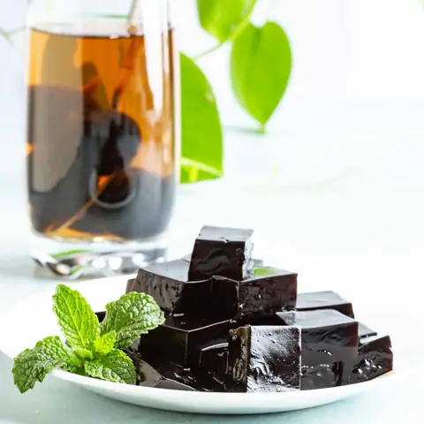 Cách Nấu Sương Sáo Từ Lá Khô Đúng Cách: Thạch Đen Dai Giòn Chuẩn Vị