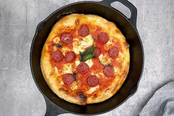 Cách Nướng Pizza Bằng Chảo Đúng Chuẩn: Bí Quyết Đế Giòn, Phô Mai Tan Chảy