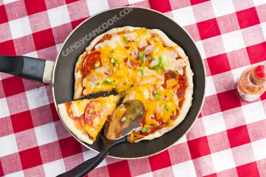 Cách Nướng Pizza Bằng Chảo Đúng Chuẩn: Bí Quyết Đế Giòn, Phô Mai Tan Chảy