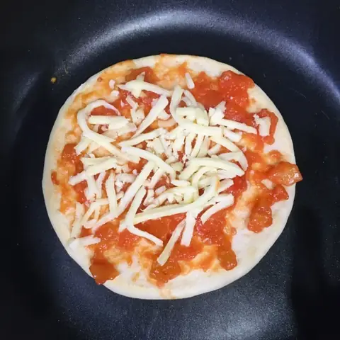 Cách Nướng Pizza Bằng Chảo Đúng Chuẩn: Bí Quyết Đế Giòn, Phô Mai Tan Chảy