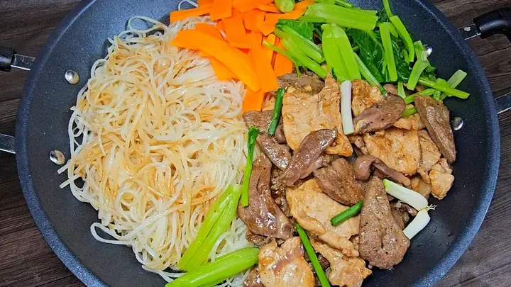 Bí Quyết Cách Xào Hủ Tiếu Không Bị Dính, Dai Ngon Chuẩn Vị Đầu Bếp Bí Quyết Cách Xào Hủ Tiếu Không Bị Dính, Dai Ngon Chuẩn Vị Đầu Bếp
