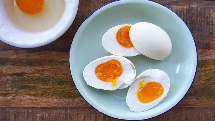 Luộc Trứng Muối Bao Lâu? Bí Quyết Để Lòng Đỏ Béo Ngậy, Chảy Dầu Luộc Trứng Muối Bao Lâu? Bí Quyết Để Lòng Đỏ Béo Ngậy, Chảy Dầu