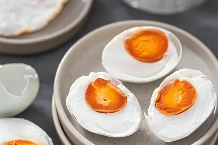 Luộc Trứng Muối Bao Lâu? Bí Quyết Để Lòng Đỏ Béo Ngậy, Chảy Dầu Luộc Trứng Muối Bao Lâu? Bí Quyết Để Lòng Đỏ Béo Ngậy, Chảy Dầu