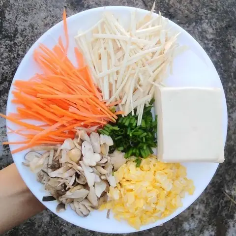 Cách Chọn Và Sơ Chế Nguyên Liệu Làm Chả Giò Chay Giòn Rụm