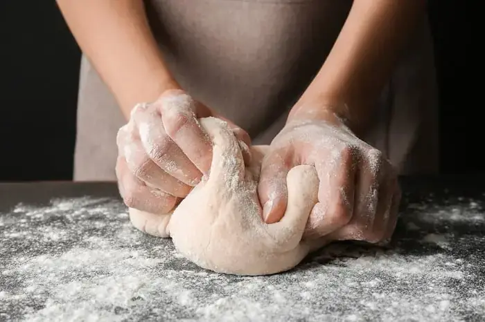 Nhào Bột Bằng Nước Nóng Hay Lạnh? Bí Quyết Chọn Nhiệt Độ Chuẩn Vị Cho Từng Loại Bánh