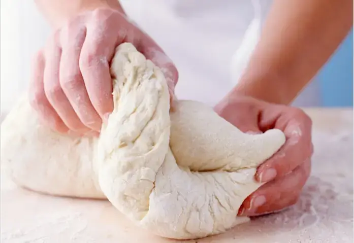 Nhào Bột Bằng Nước Nóng Hay Lạnh? Bí Quyết Chọn Nhiệt Độ Chuẩn Vị Cho Từng Loại Bánh