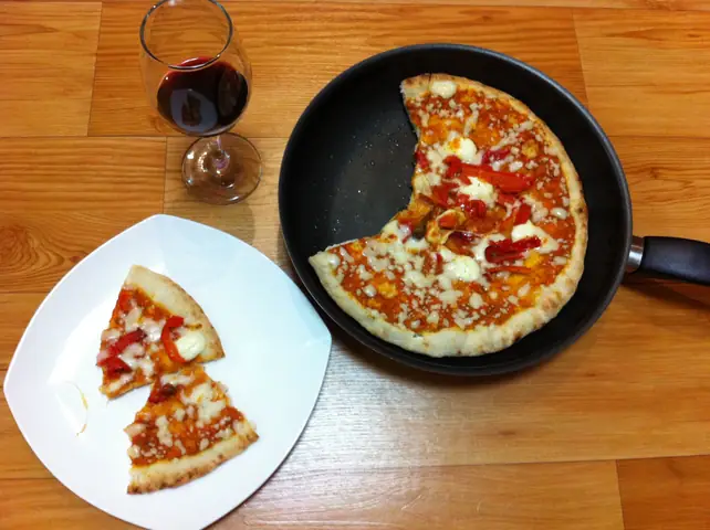 Cách Nướng Pizza Đông Lạnh Bằng Chảo Giòn Tan Như Ngoài Hàng Cách Nướng Pizza Đông Lạnh Bằng Chảo Giòn Tan Như Ngoài Hàng