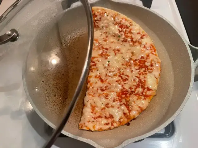 Cách Nướng Pizza Đông Lạnh Bằng Chảo Giòn Tan Như Ngoài Hàng Cách Nướng Pizza Đông Lạnh Bằng Chảo Giòn Tan Như Ngoài Hàng