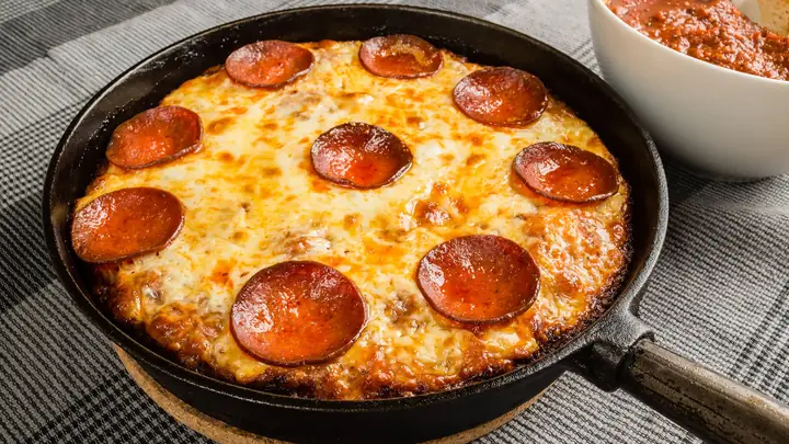 Cách Nướng Pizza Đông Lạnh Bằng Chảo Giòn Tan Như Ngoài Hàng Cách Nướng Pizza Đông Lạnh Bằng Chảo Giòn Tan Như Ngoài Hàng