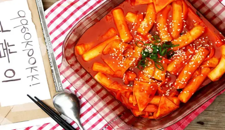 Tokbokki Làm Từ Gạo Gì? Bí Mật Kết Cấu Dẻo Dai Chuẩn Vị Hàn