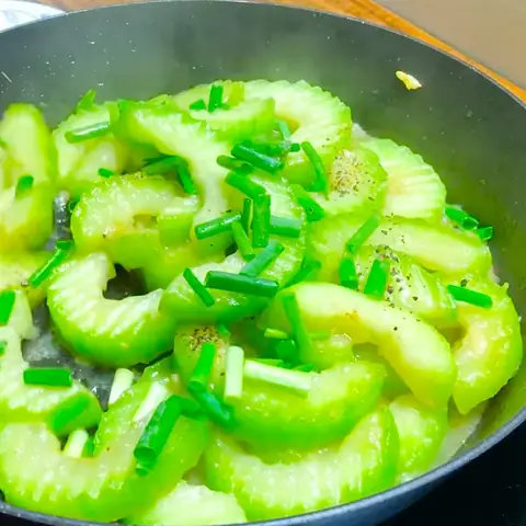 Bí Xanh Xào Tỏi Ngon Chuẩn Vị: Hướng Dẫn Chi Tiết Từ A-z Bí Xanh Xào Tỏi Ngon Chuẩn Vị: Hướng Dẫn Chi Tiết Từ A-z