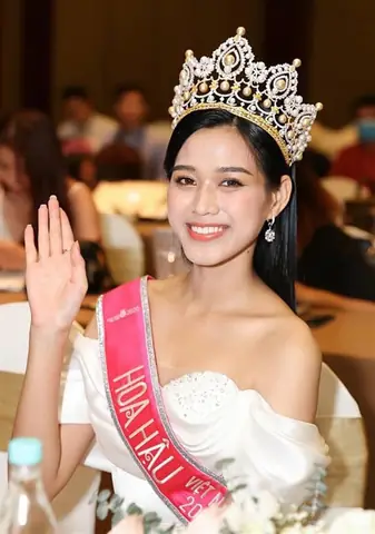 Cằm Chẻ Tướng Số