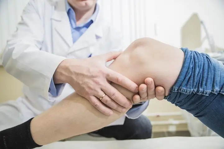 Đầu Gối Củ Lạc Tướng Số