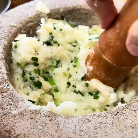Khoai Mì Quết Cuốn Bánh Tráng: Cách Làm Chuẩn Vị Dân Dã Thơm Ngon Khoai Mì Quết Cuốn Bánh Tráng: Cách Làm Chuẩn Vị Dân Dã Thơm Ngon