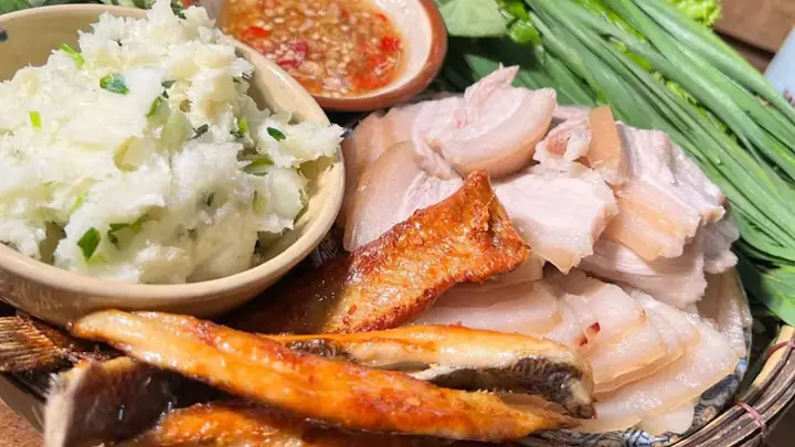 Khoai Mì Quết Cuốn Bánh Tráng: Cách Làm Chuẩn Vị Dân Dã Thơm Ngon Khoai Mì Quết Cuốn Bánh Tráng: Cách Làm Chuẩn Vị Dân Dã Thơm Ngon