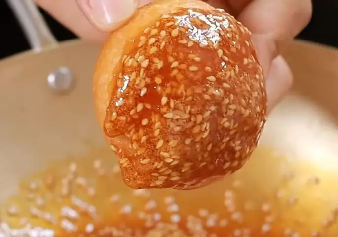 Hướng Dẫn Chi Tiết Cách Làm Bánh Rán Nhân Đậu Xanh Từ Bột Mì Giòn Rụm Tại Nhà