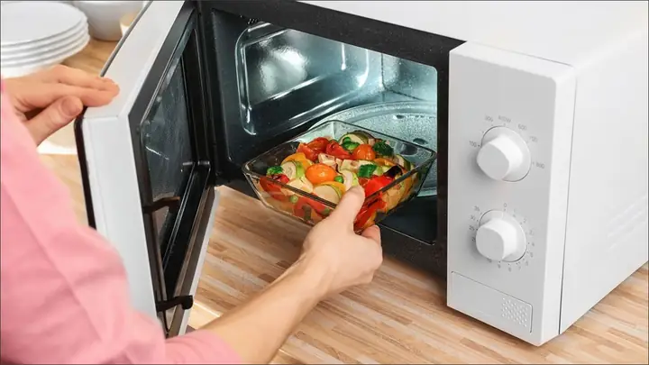 Nấu Ăn Bằng Lò Vi Sóng: Bí Quyết Hâm Nóng & Chế Biến Món Ngon Nhanh Chóng Nấu Ăn Bằng Lò Vi Sóng: Bí Quyết Hâm Nóng & Chế Biến Món Ngon Nhanh Chóng