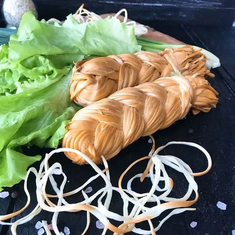 Phô Mai Hun Khói Ăn Với Gì Ngon Nhất? Gợi Ý Kết Hợp Độc Đáo Phô Mai Hun Khói Ăn Với Gì Ngon Nhất? Gợi Ý Kết Hợp Độc Đáo