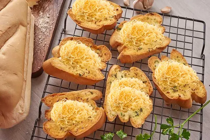 Phô Mai Hun Khói Ăn Với Gì Ngon Nhất? Gợi Ý Kết Hợp Độc Đáo Phô Mai Hun Khói Ăn Với Gì Ngon Nhất? Gợi Ý Kết Hợp Độc Đáo