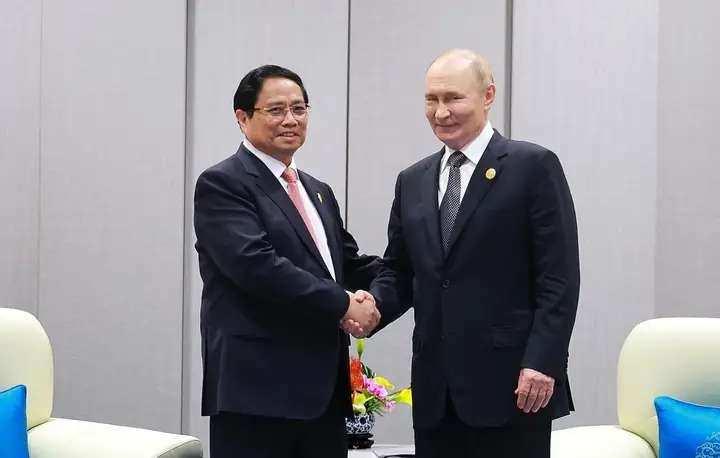 Tướng Mắt Có Chấm Son Đỏ Ở Lòng Trắng Tướng Mắt Có Chấm Son Đỏ Ở Lòng Trắng