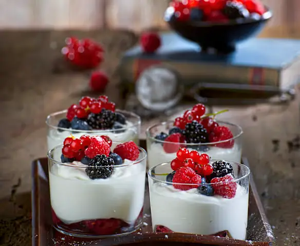 Yogurt Hy Lạp Và Trái Cây Rừng: Công Thức & Ý Tưởng Sáng Tạo Yogurt Hy Lạp Và Trái Cây Rừng: Công Thức & Ý Tưởng Sáng Tạo